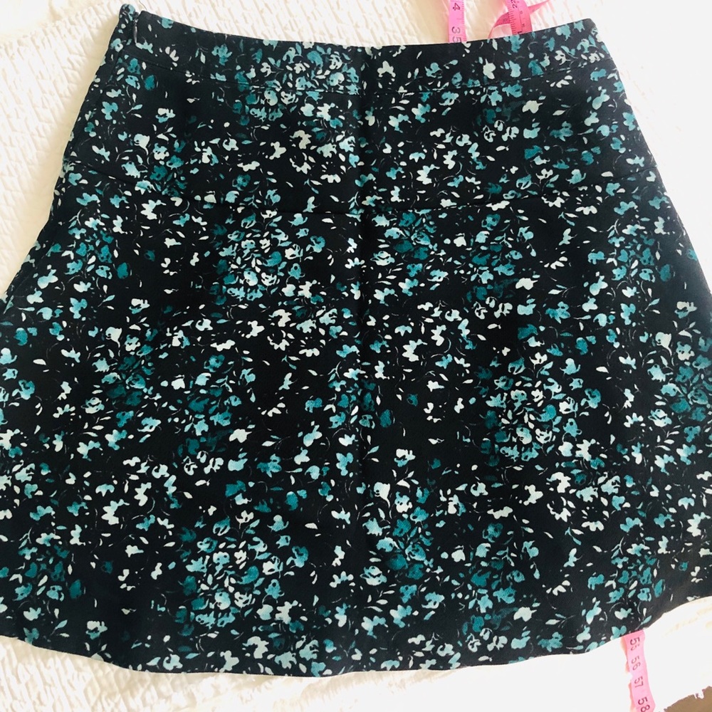 🖤 Floral Flare skirt Loft size 6! 🖤